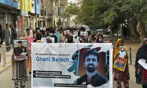 क्वेटा में गनी बलूच की गुमशुदगी पर प्रदर्शन, परिवार ने न्याय की मांग की क्वेटा में गनी बलूच की गुमशुदगी पर प्रदर्शन, परिवार ने न्याय की मांग की