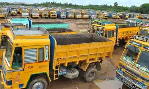 Tamil Nadu: किराया बढ़ाने की मांग को लेकर ट्रक मालिकों ने अनिश्चितकालीन हड़ताल शुरू की Tamil Nadu: किराया बढ़ाने की मांग को लेकर ट्रक मालिकों ने अनिश्चितकालीन हड़ताल शुरू की