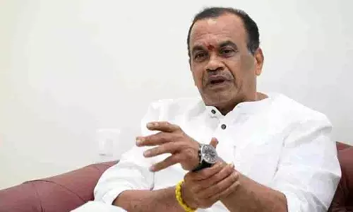 Uttam की नागार्जुन सागर यात्रा में देरी से नाराज कोमाटीरेड्डी बेगमपेट हवाई अड्डे से बाहर चले गए
