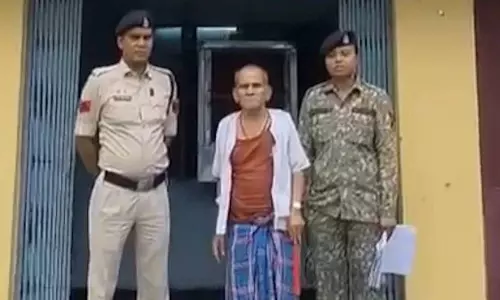 बुजुर्ग को महिला थाने की टीम ने किया अरेस्ट बुजुर्ग को महिला थाने की टीम ने किया अरेस्ट