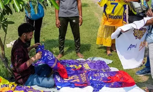 वानखेड़े स्टेडियम स्थित BCCI कार्यालय से 6.5 लाख की 261 जर्सी चोरी, एक गिरफ्तार वानखेड़े स्टेडियम स्थित BCCI कार्यालय से 6.5 लाख की 261 जर्सी चोरी, एक गिरफ्तार
