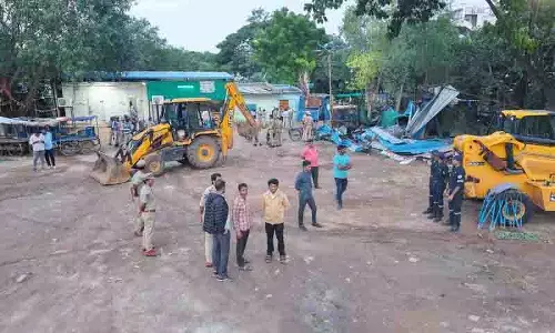 Hydra द्वारा मूसापेट और मूसी नदी तल से अतिक्रमण हटाने के दौरान तनाव व्याप्त Hydra द्वारा मूसापेट और मूसी नदी तल से अतिक्रमण हटाने के दौरान तनाव व्याप्त