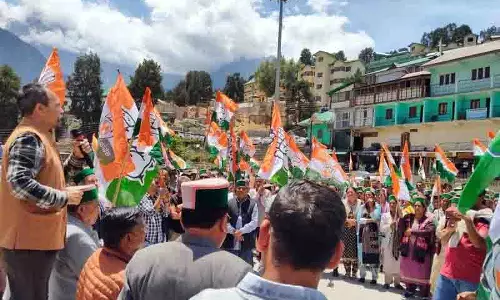 कांग्रेस ने Himachal के पूर्व मुख्यमंत्री जय राम ठाकुर का पुतला फूंका