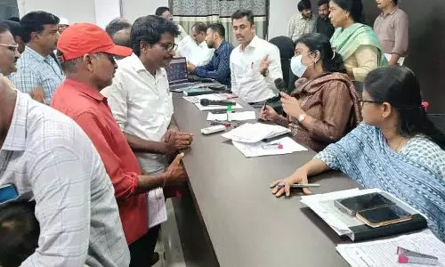 मन्यम में हाथियों द्वारा किए गए नुकसान के लिए मुआवजे की मांग करते हुए आदिवासियों ने PGRS शिकायत दर्ज की