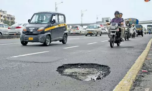 Mumbai : वकोला फ्लाईओवर पर गड्ढों के कारण यातायात जाम Mumbai : वकोला फ्लाईओवर पर गड्ढों के कारण यातायात जाम