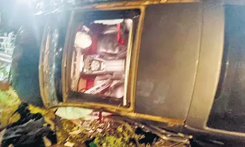 पाम बीच रोड पर तेज रफ्तार मर्सिडीज पलटी, युवक घायल