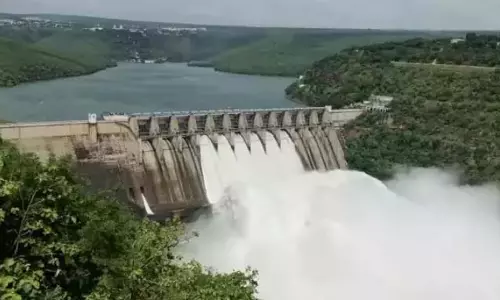 बाढ़ के कारण Srisailam जलाशय लगभग क्षमता तक भर गया, छह द्वार खोले गए बाढ़ के कारण Srisailam जलाशय लगभग क्षमता तक भर गया, छह द्वार खोले गए