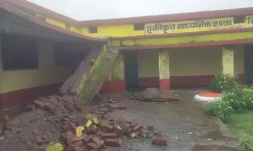 MP : जबलपुर के बाद, MP के डिंडोरी में रातोंरात स्कूल की बालकनी ढह गई