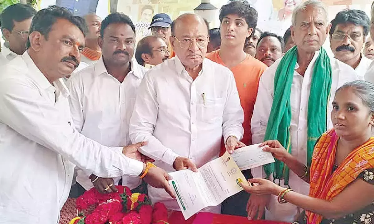 Andhra: 33 लाभार्थियों को CMRF चेक वितरित किए गए Andhra: 33 लाभार्थियों को CMRF चेक वितरित किए गए