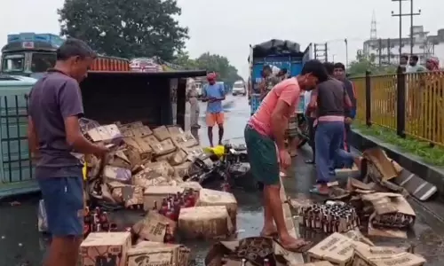 Dhanbad: बरवाअड्डा में पलटी शराब लदी गाड़ी, तस्करी की आशंका पर जांच तेज