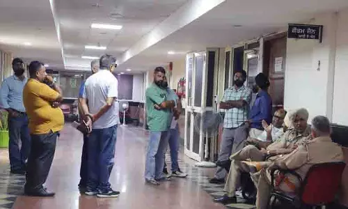 प्रक्रियात्मक और तकनीकी देरी के कारण लोगों को MC कार्यालय में इंतज़ार करना पड़ रहा