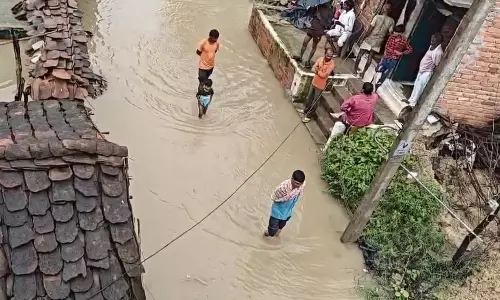 Farrukhabad: जलभराव से परेशान गांव, जिम्मेदारों ने मोड़ी नजर