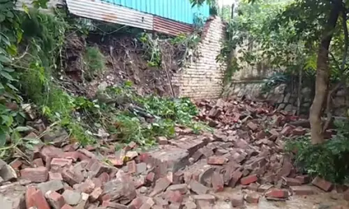 सिविल लाइंस में भारी बारिश के कारण गिरी कॉलोनी की दीवार, दो की मौत