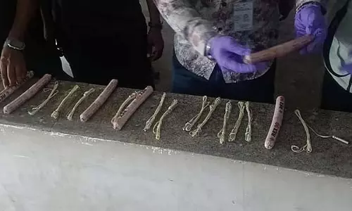 कलसिपाल्या बस स्टैंड पर विस्फोटक बरामद; पुलिस ने तीन लोगों को गिरफ्तार किया कलसिपाल्या बस स्टैंड पर विस्फोटक बरामद; पुलिस ने तीन लोगों को गिरफ्तार किया