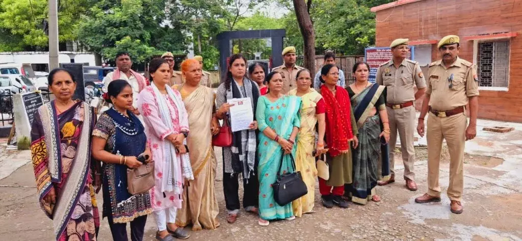 Jalaun: डिंपल यादव के समर्थन में उतरीं सपा महिलाएं, कार्रवाई की उठाई मांग Jalaun: डिंपल यादव के समर्थन में उतरीं सपा महिलाएं, कार्रवाई की उठाई मांग