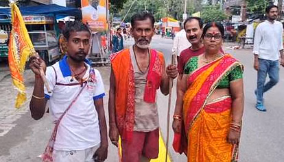 Muzaffarpur: 85 KM नापते हुए बाबा की नगरी पहुंचे भक्त Muzaffarpur: 85 KM नापते हुए बाबा की नगरी पहुंचे भक्त