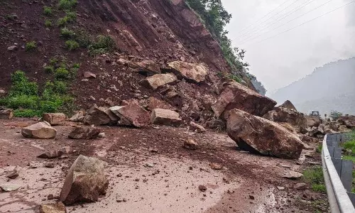 प्रकृति के प्रकोप ने घाटी के Jammu से महत्वपूर्ण संपर्क को चुनौती दी
