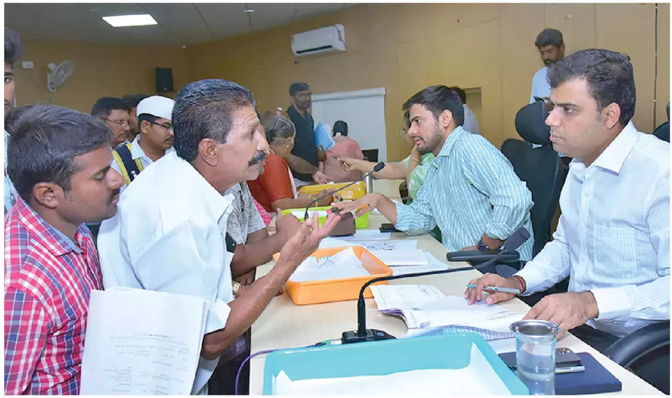 Andhra: अधिकारियों से कहा गया कि जनता की शिकायतों का शीघ्र निवारण सुनिश्चित करें Andhra: अधिकारियों से कहा गया कि जनता की शिकायतों का शीघ्र निवारण सुनिश्चित करें