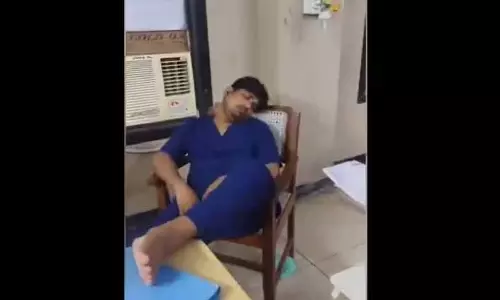 जूनियर डॉक्टर ड्यूटी पर झपकी लेते हुए, दुर्घटना में घायल की मौत जूनियर डॉक्टर ड्यूटी पर झपकी लेते हुए, दुर्घटना में घायल की मौत