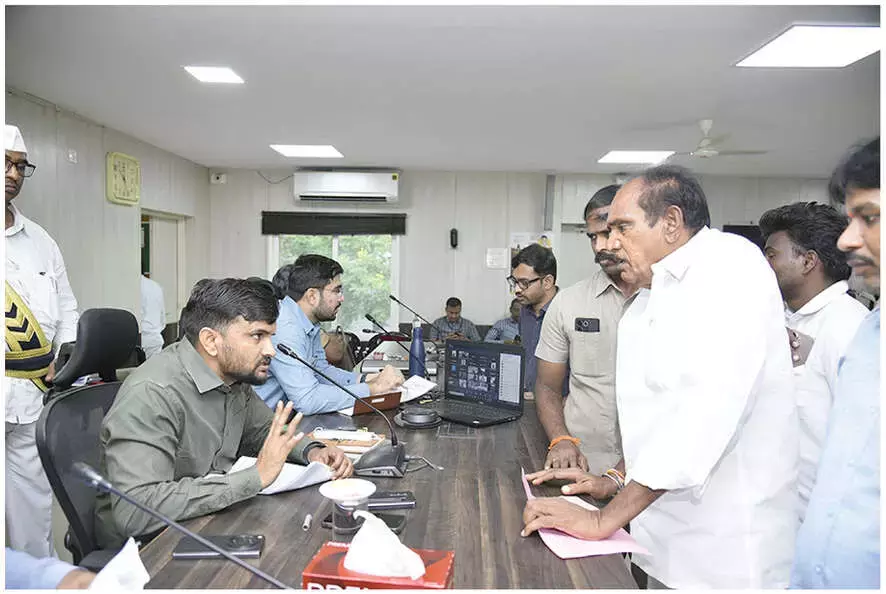 Andhra: विभिन्न मंडलों से याचिकाकर्ता PGRS में शामिल हुए Andhra: विभिन्न मंडलों से याचिकाकर्ता PGRS में शामिल हुए