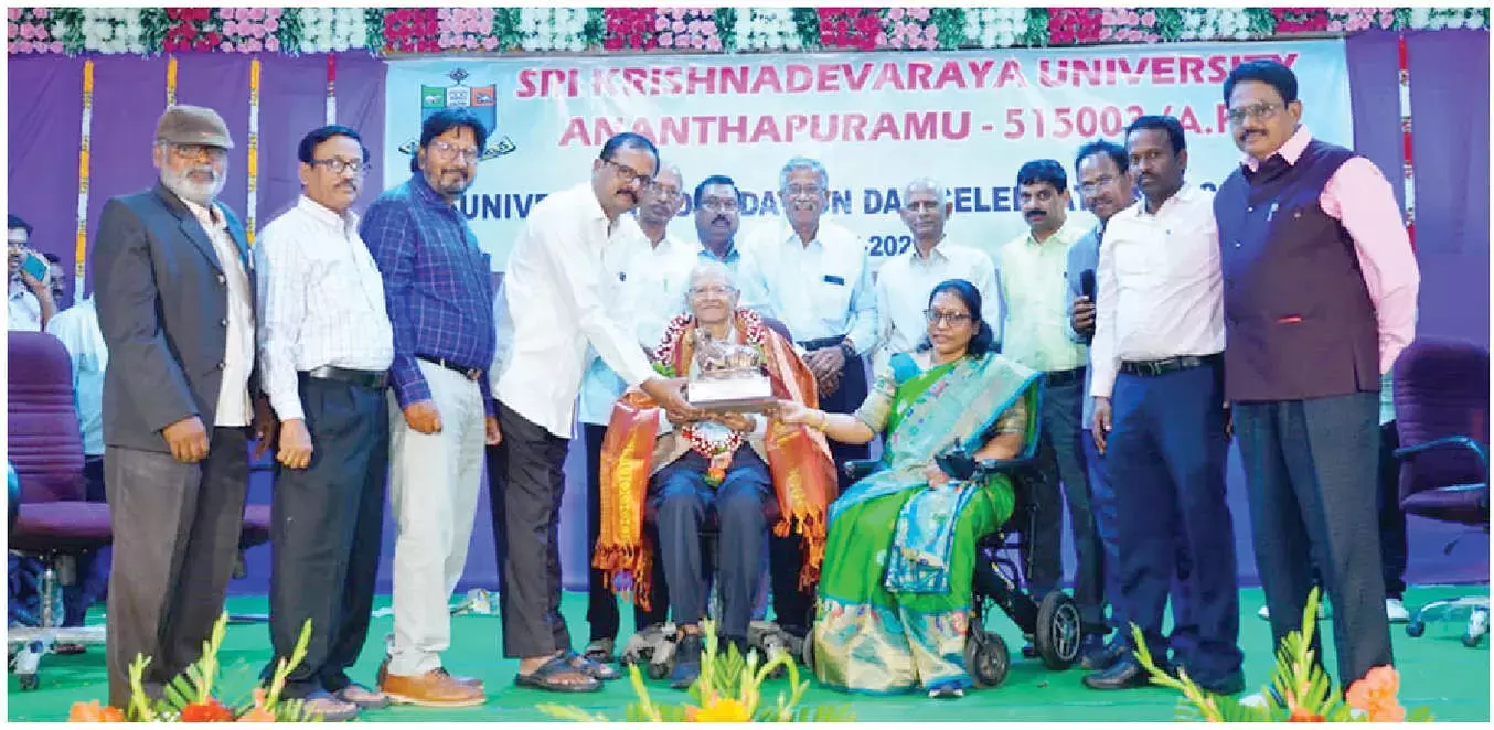 Andhra: कृष्णदेवराय विश्वविद्यालय ने धूमधाम से मनाया स्थापना दिवस Andhra: कृष्णदेवराय विश्वविद्यालय ने धूमधाम से मनाया स्थापना दिवस
