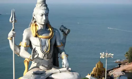 सावन विशेष: 237 फीट ऊंचाई और 123 फीट की प्रतिमा, तीन ओर समुद्र से घिरा ‘रामायण काल’ का यह मंदिर सावन विशेष: 237 फीट ऊंचाई और 123 फीट की प्रतिमा, तीन ओर समुद्र से घिरा ‘रामायण काल’ का यह मंदिर