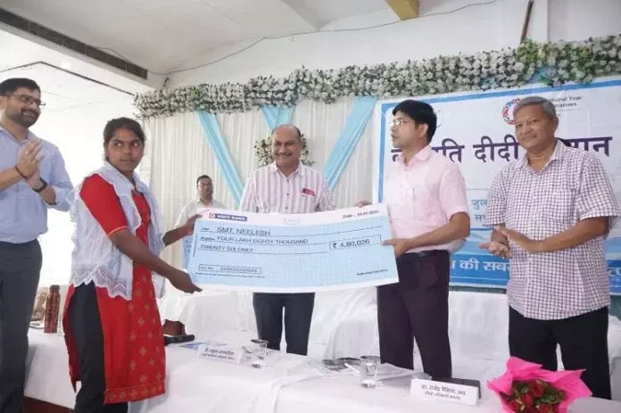 Sambhal: डीएम सम्भल ने किया लखपति दीदियों का हौसला अफज़ाई से सम्मान Sambhal: डीएम सम्भल ने किया लखपति दीदियों का हौसला अफज़ाई से सम्मान