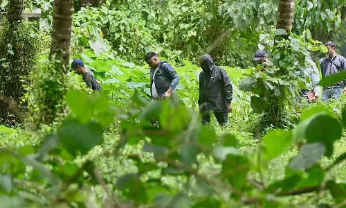 धर्मस्थल मामला: शवों की खुदाई शुरू धर्मस्थल मामला: शवों की खुदाई शुरू