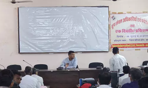 Jalore: मतदाता सूची पुनरीक्षण-2025 के लिए बीएलओ और पर्यवेक्षकों का प्रशिक्षण हुआ संपन्न Jalore: मतदाता सूची पुनरीक्षण-2025 के लिए बीएलओ और पर्यवेक्षकों का प्रशिक्षण हुआ संपन्न