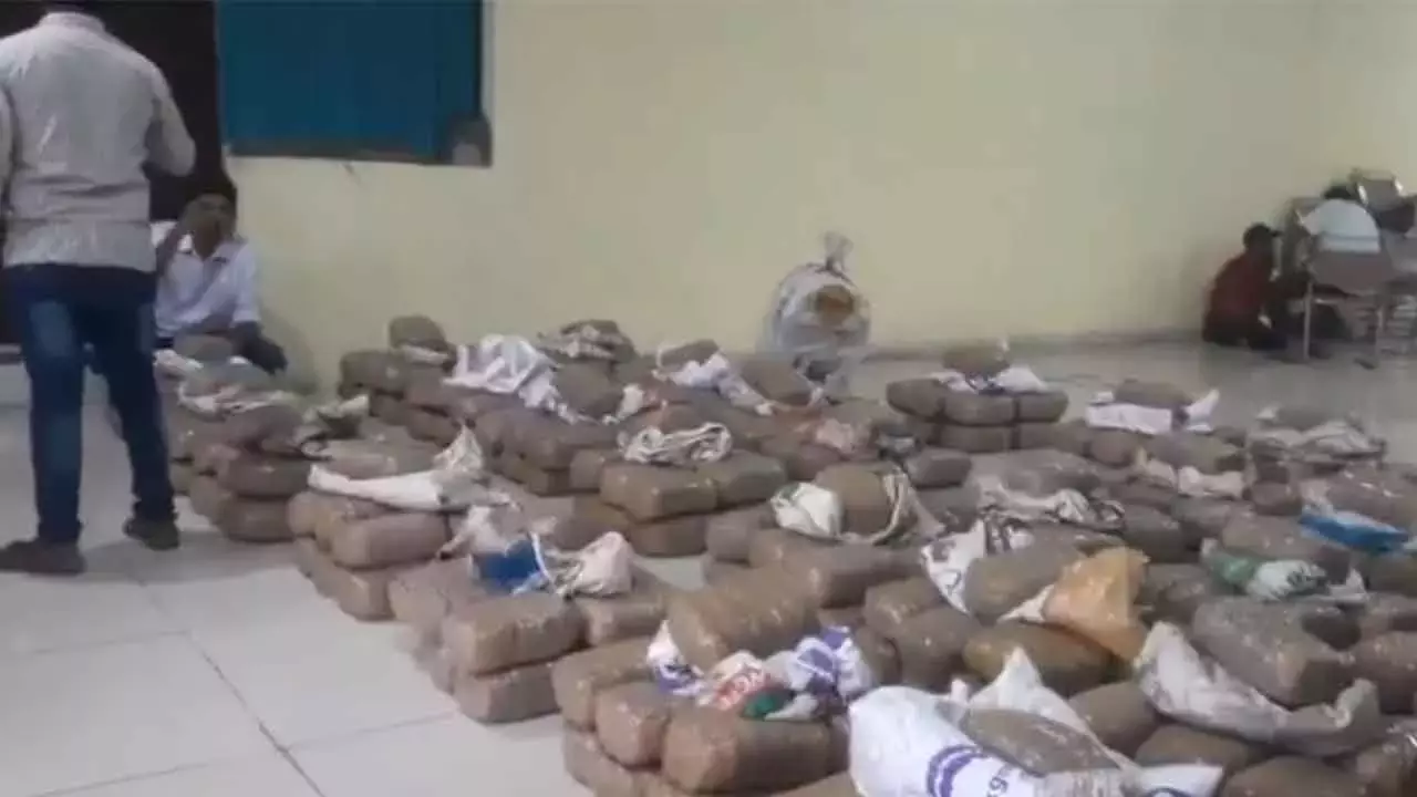 Telangana: ईगल ने 3 लोगों को पकड़ा, 5 करोड़ रुपये मूल्य का 935 किलोग्राम गांजा जब्त किया Telangana: ईगल ने 3 लोगों को पकड़ा, 5 करोड़ रुपये मूल्य का 935 किलोग्राम गांजा जब्त किया