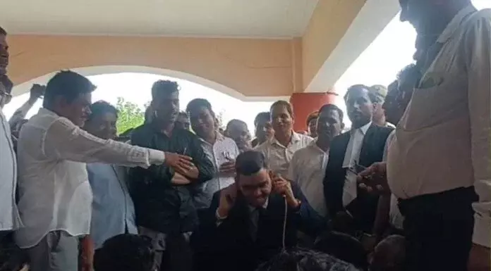 Puwaiyan: नए एसडीएम पर विवाद, उठक-बैठक कर बनी बात