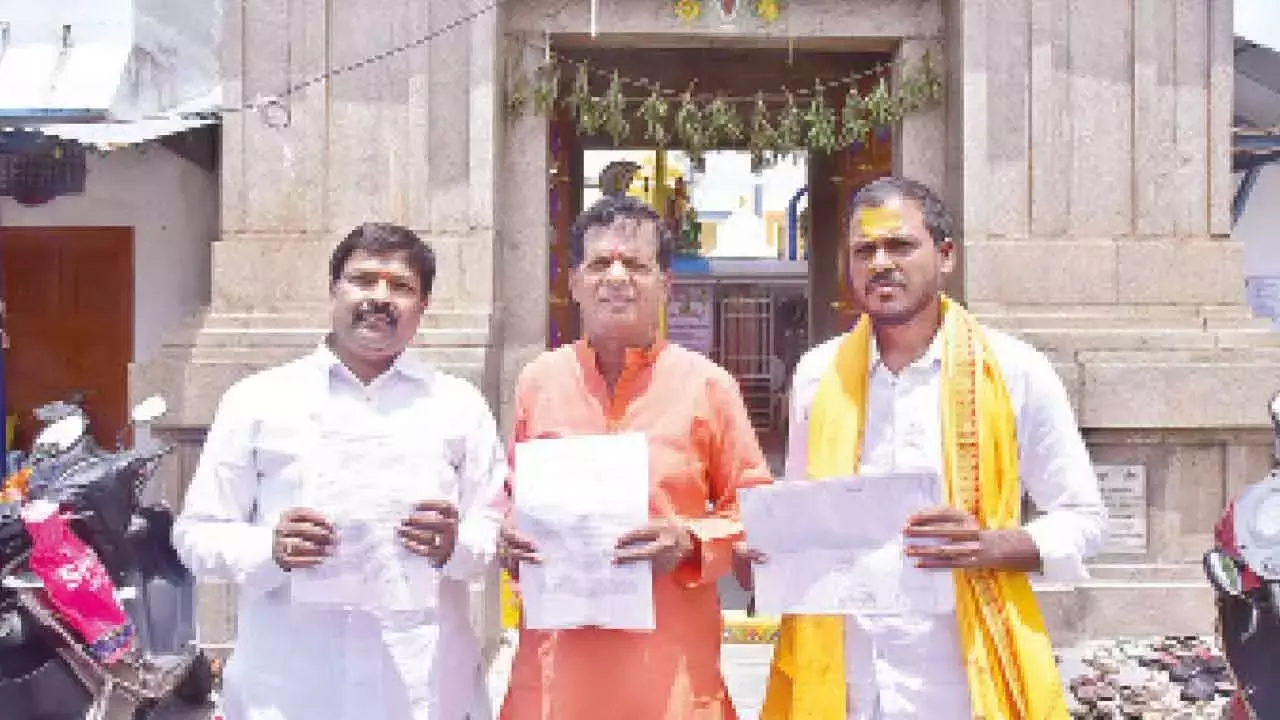 Telangana: पूर्व आरडीओ पर मंदिर की जमीन हड़पने का आरोप
