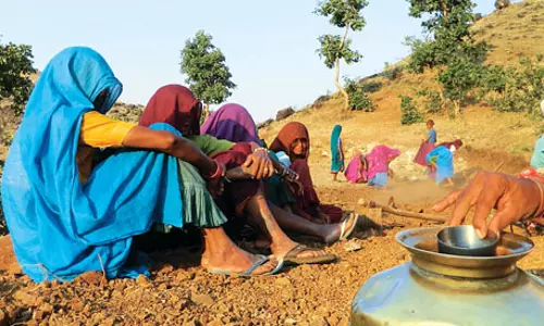 Farrukhabad: मनरेगा में आंकड़ों का जादू, पानी में भी हुआ काम
