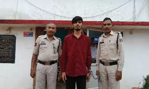 डीडी नगर पेट्रोल पंप में स्नैचिंग करने वाला गिरफ्तार डीडी नगर पेट्रोल पंप में स्नैचिंग करने वाला गिरफ्तार