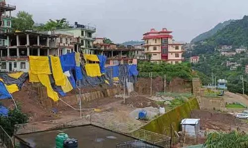 बिल्डर द्वारा गहरी खुदाई से Mandi में मकानों के ढहने का खतरा