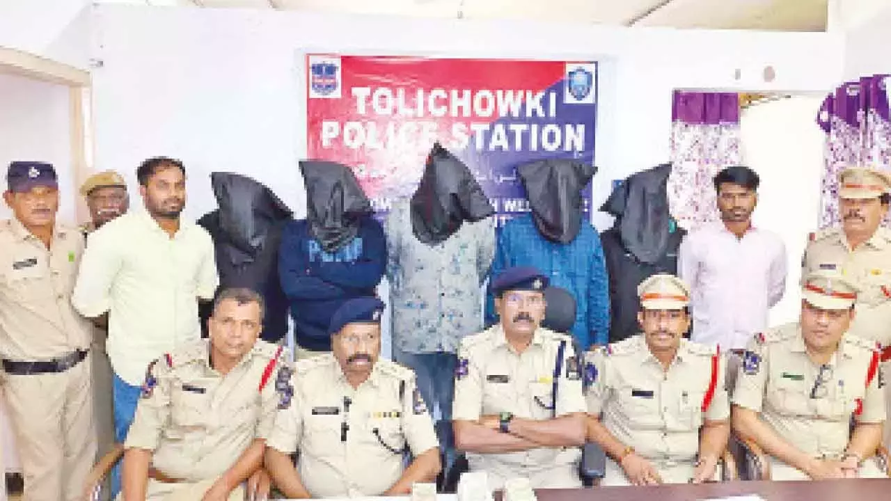 Telangana: टोलीचौकी में भोले-भाले लोग ध्यान भटकाने वाले गिरोह का शिकार