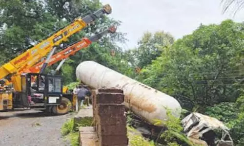 हाईवे पर टैंकर पलटने से LPG रिसाव के कारण मुंबई-गोवा यातायात 15 घंटे तक बाधित रहा