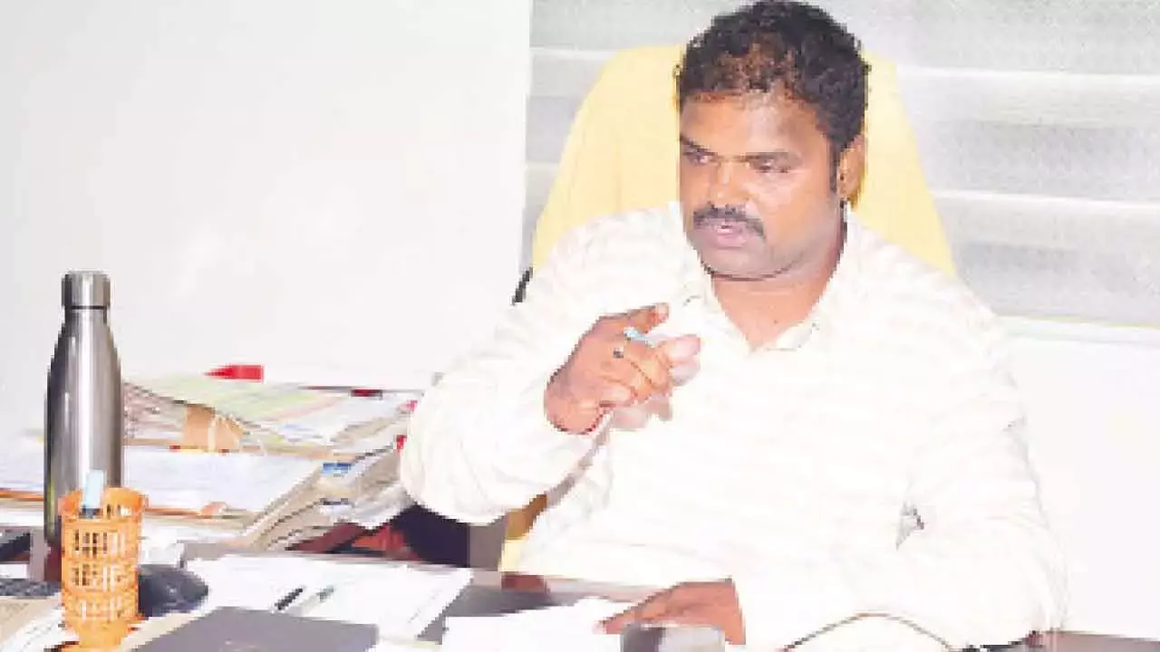 Telangana: आयुक्त ने स्वच्छता और व्यापार लाइसेंसों की समीक्षा की Telangana: आयुक्त ने स्वच्छता और व्यापार लाइसेंसों की समीक्षा की