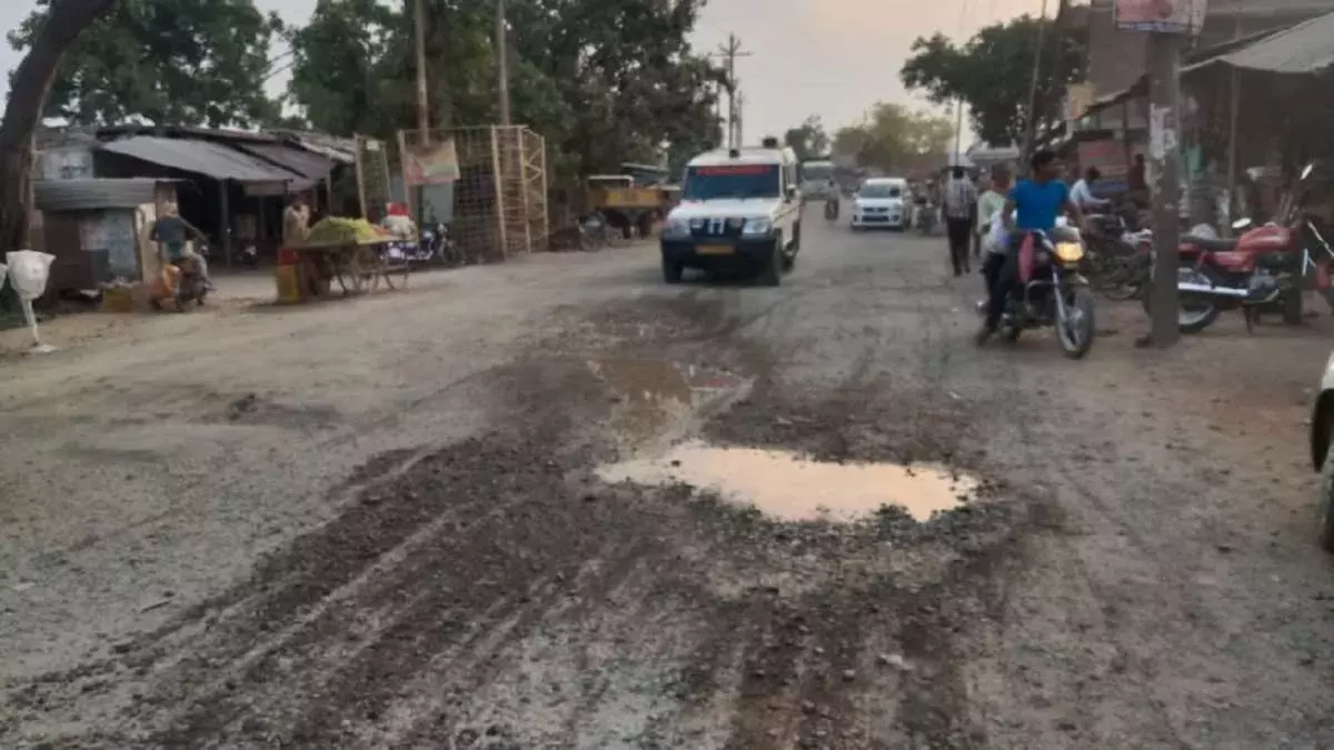 Farrukhabad: इटावा-बरेली हाईवे की दुर्दशा, घटिया निर्माण उजागर Farrukhabad: इटावा-बरेली हाईवे की दुर्दशा, घटिया निर्माण उजागर