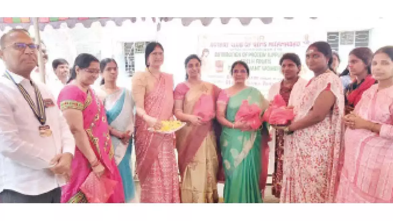 Telangana: गर्भवती महिलाओं को पोषक तत्वों की खुराक प्रदान की गई Telangana: गर्भवती महिलाओं को पोषक तत्वों की खुराक प्रदान की गई