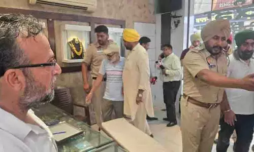 Jagraon: दो बाइक सवार बदमाशों ने ज्वेलरी की दुकान पर की गोलीबारी Jagraon: दो बाइक सवार बदमाशों ने ज्वेलरी की दुकान पर की गोलीबारी