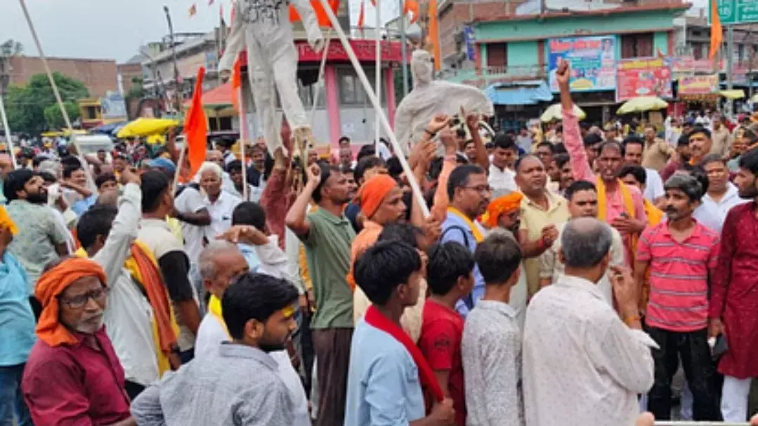 Ballia: सपा नेताओं के बयान पर बवाल, व्यापारियों ने बंद रखीं दुकानें Ballia: सपा नेताओं के बयान पर बवाल, व्यापारियों ने बंद रखीं दुकानें