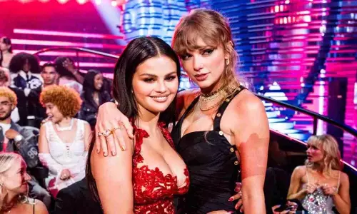 क्या Taylor Swift सेलेना गोमेज़ की शादी में अराजकता पैदा कर रही है?
