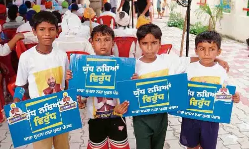 Amritsar: स्कूलों को नशा जागरूकता कार्यक्रम चलाने का निर्देश Amritsar: स्कूलों को नशा जागरूकता कार्यक्रम चलाने का निर्देश
