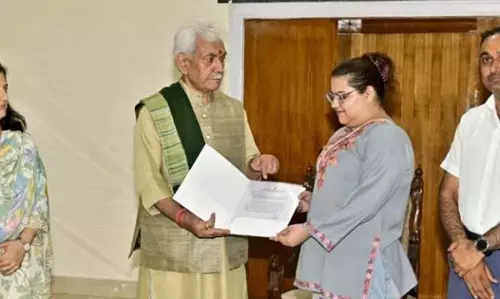 LG ने शहीद ADDC राजौरी की बेटी को नौकरी का आश्वासन पत्र सौंपा