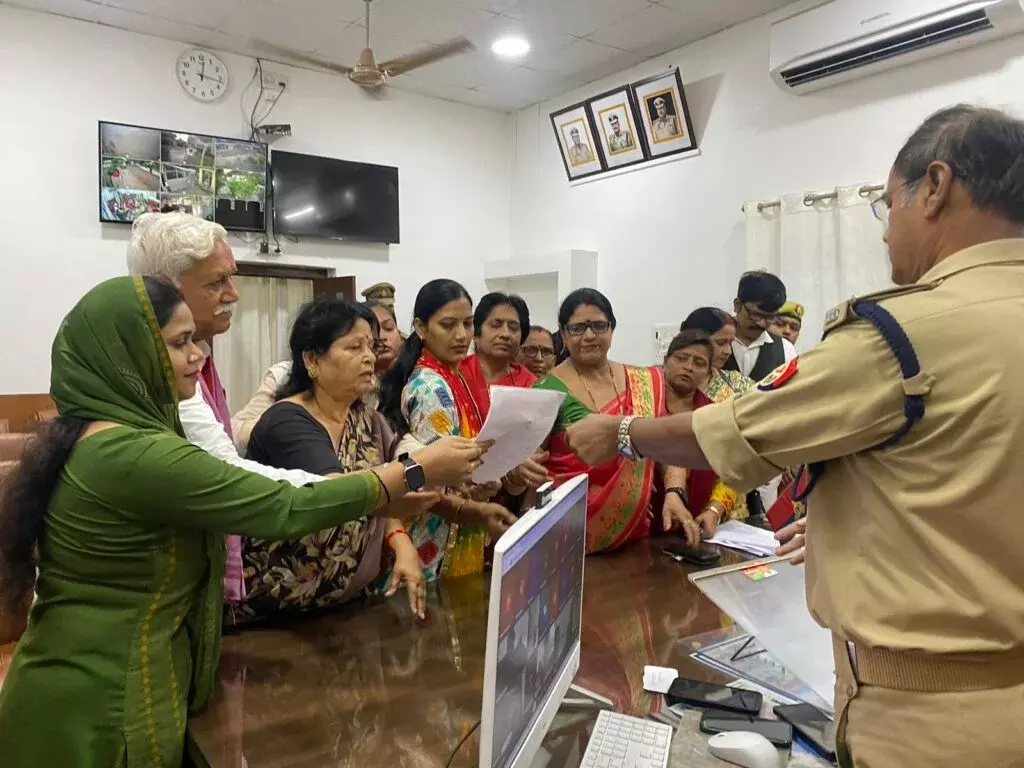 Farrukhabad: डिंपल यादव के खिलाफ बयान पर सपा महिला सभा आगबबूला Farrukhabad: डिंपल यादव के खिलाफ बयान पर सपा महिला सभा आगबबूला