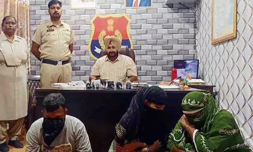 Amritsar: ग्रामीण पुलिस ने हेरोइन के साथ दो महिलाओं सहित छह लोग गिरफ्तार Amritsar: ग्रामीण पुलिस ने हेरोइन के साथ दो महिलाओं सहित छह लोग गिरफ्तार