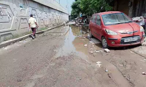 Bhandari पुल के पास फिसलन भरी सड़क गड्ढों से भरी, तत्काल मरम्मत की जरूरत