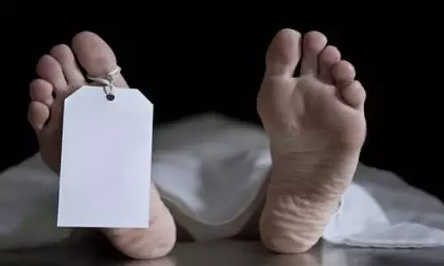 बाइक फिसलने के बाद ट्रक की चपेट में आया बुजुर्ग, मौके पर ही मौत