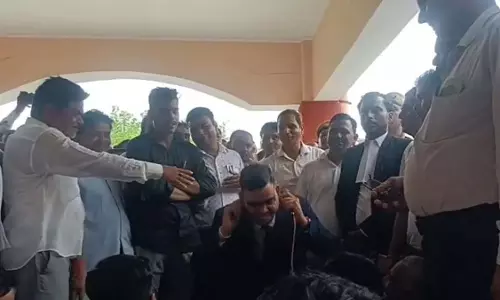 विरोध प्रदर्शन के दौरान आईएएस अधिकारी का ये कदम चर्चा में